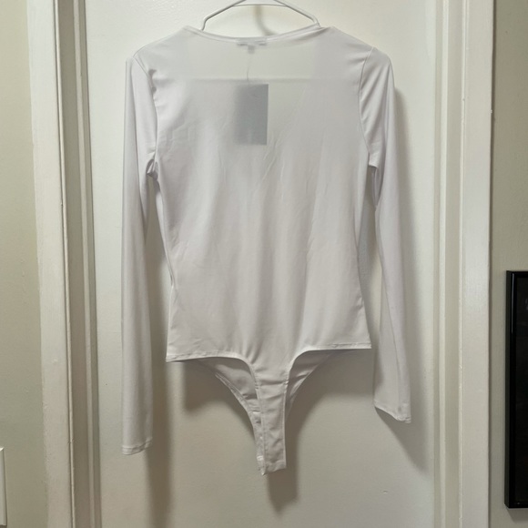 ❌SOLD❌*NWT* Fashion Nova White Louise V-Neck Bodysuit - Picture 4 of 4